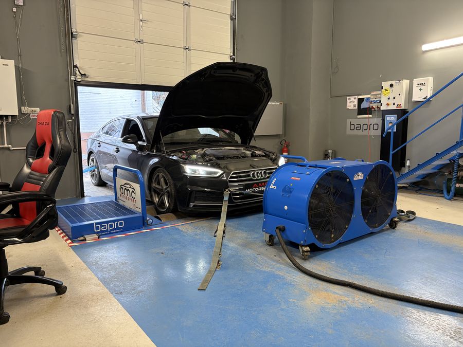 Audi on the dyno, with the cooling fans running