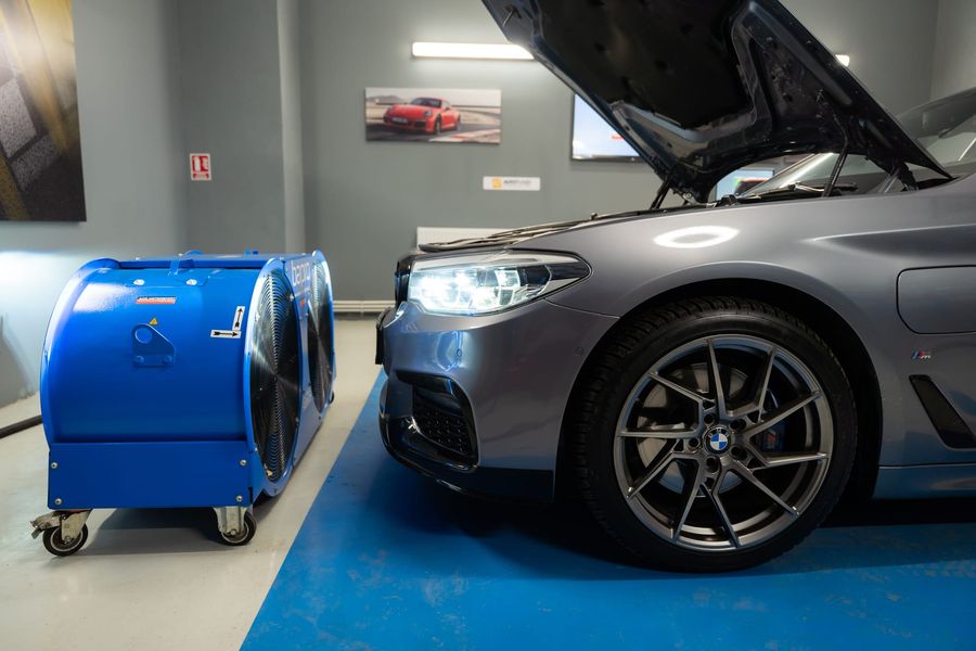 BMW 5 Series on the dyno, with the cooling fans running