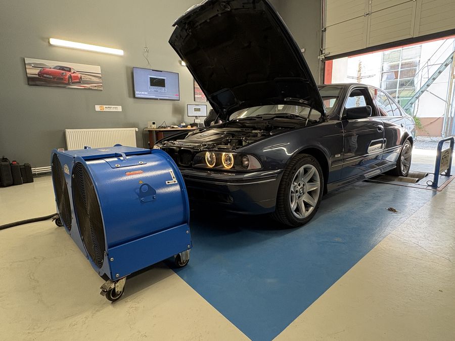 BMW 5 Series E39 on the dyno, with the cooling fans