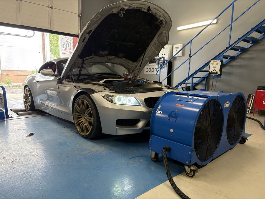 BMW Z4 on the dyno, with the bonnet open and the cooling fans