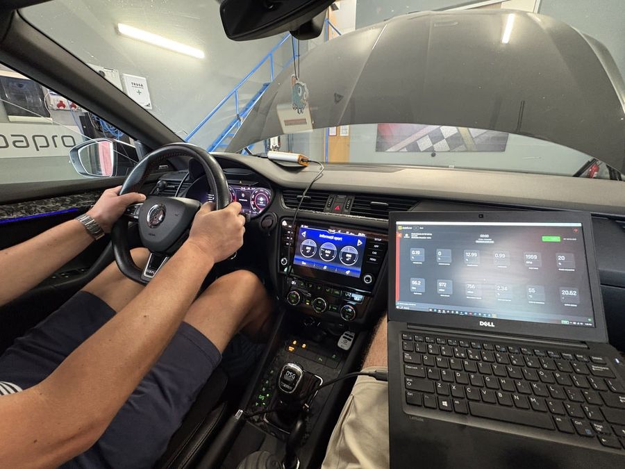 Calibration during a dyno run, with the laptop connected to the car