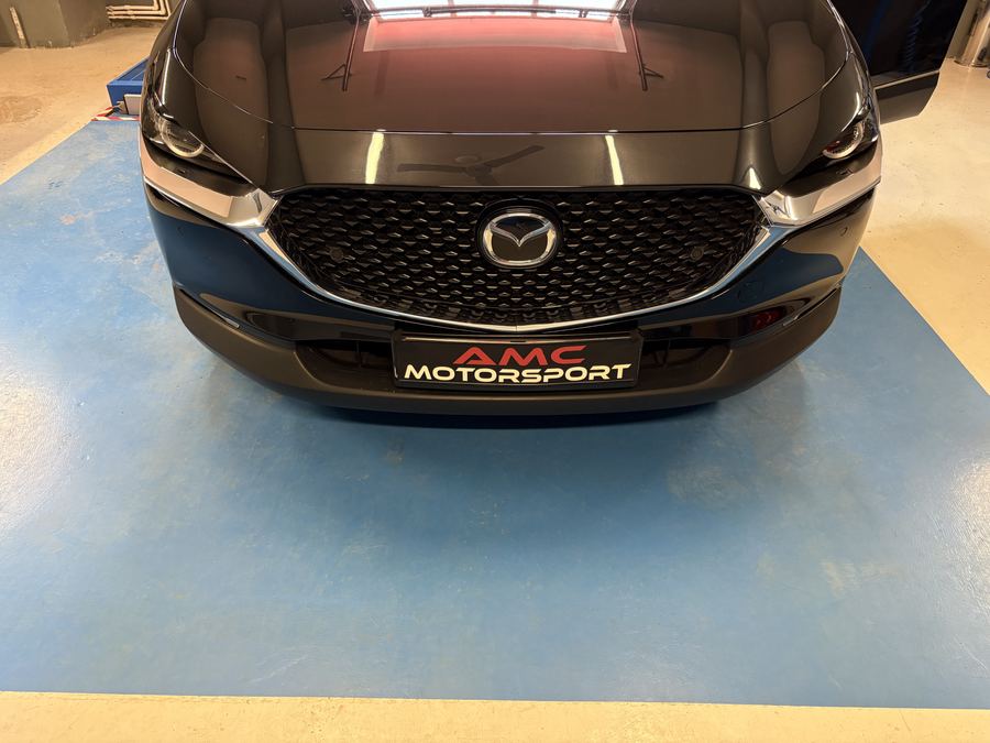 Mazda neagra pe standul dyno AMC Motorsport, vedere din fata