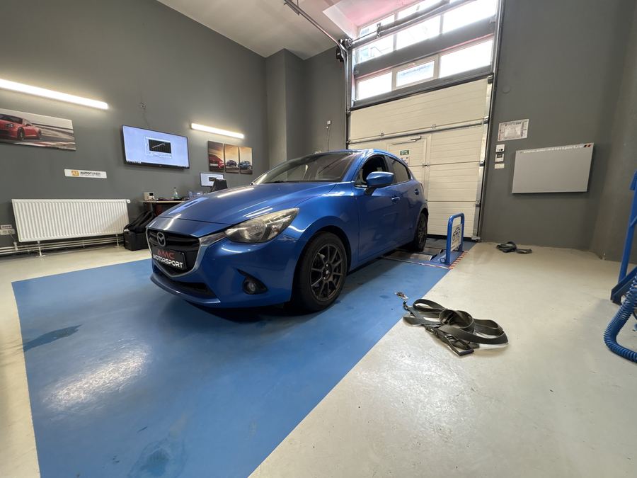 Mazda 2 albastra pe standul dyno