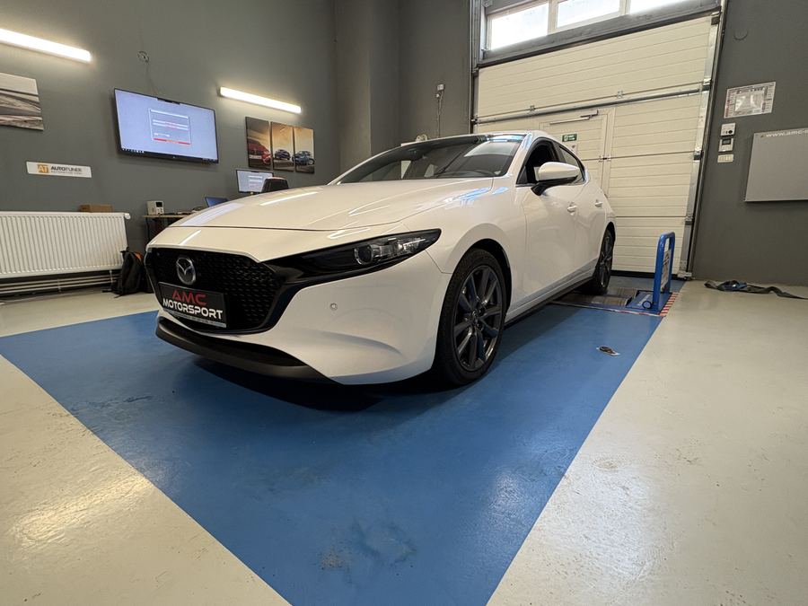 Mazda 3 alba pe standul dyno, vedere din fata