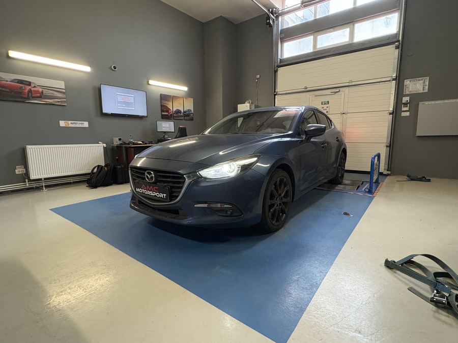 Mazda 3 albastra pe standul dyno