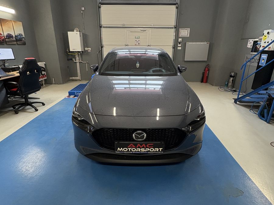 Mazda 3 gri pe standul dyno, vedere din fata
