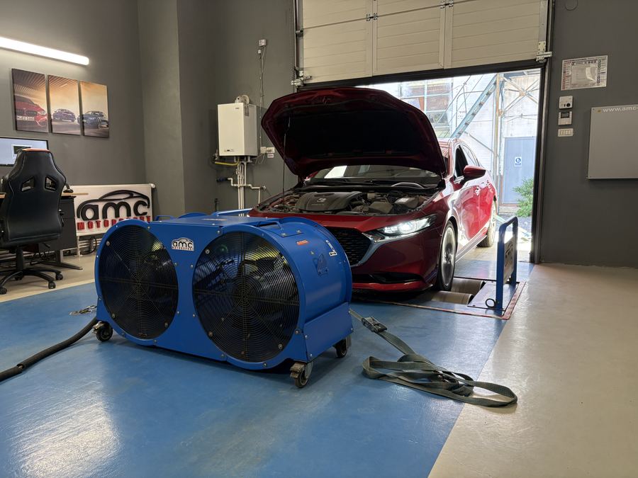 Mazda 3 rosie pe standul dyno, cu ventilatoarele de racire in fata