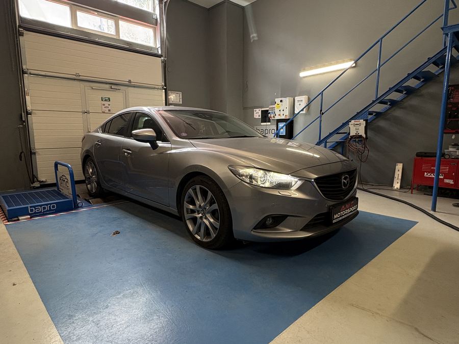 Mazda 6 gri pe standul dyno