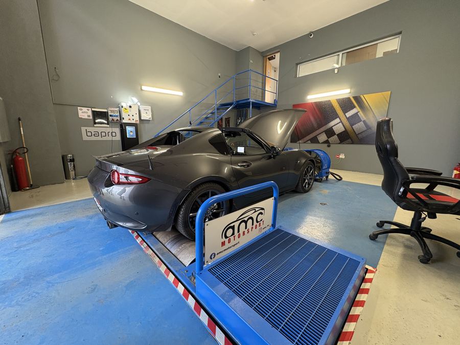 Mazda MX-5 RF gri pe standul dyno, vedere din spate