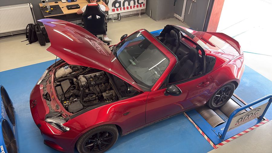 Mazda MX-5 RF rosu pe standul dyno AMC Motorsport, cu capota motorului ridicata