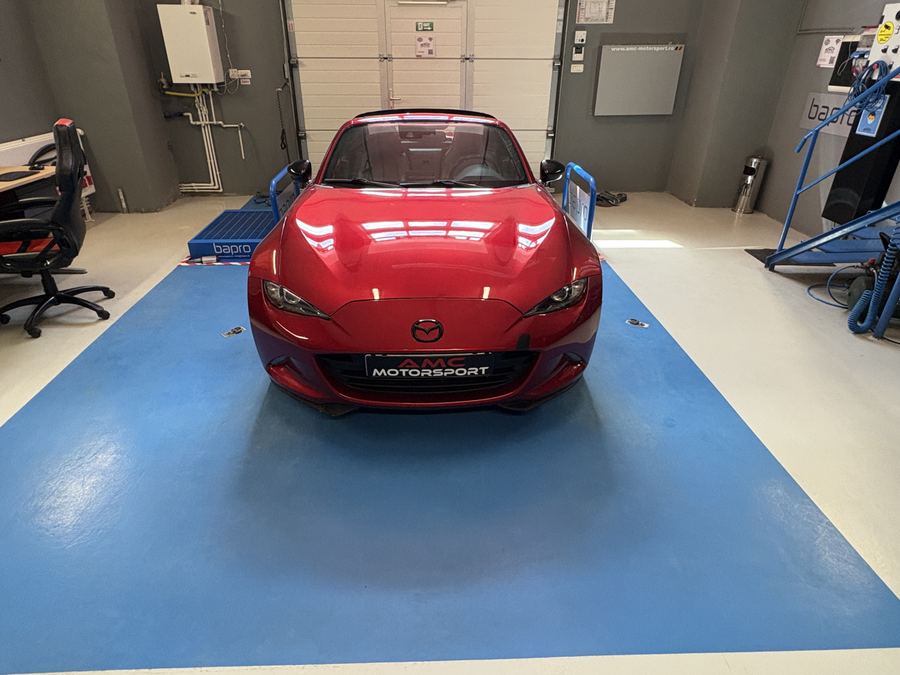 Mazda MX-5 rosu pe standul dyno, vedere din fata