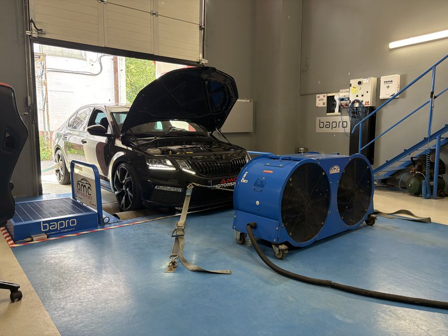 Skoda on the dyno, with the cooling fans