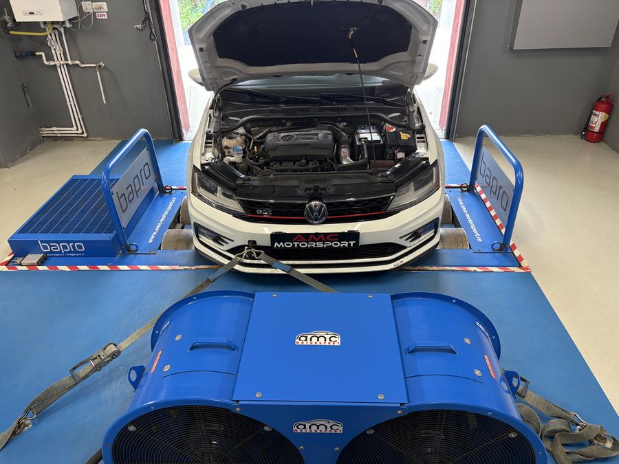 Volkswagen pe standul dyno, cu ventilatoarele de racire