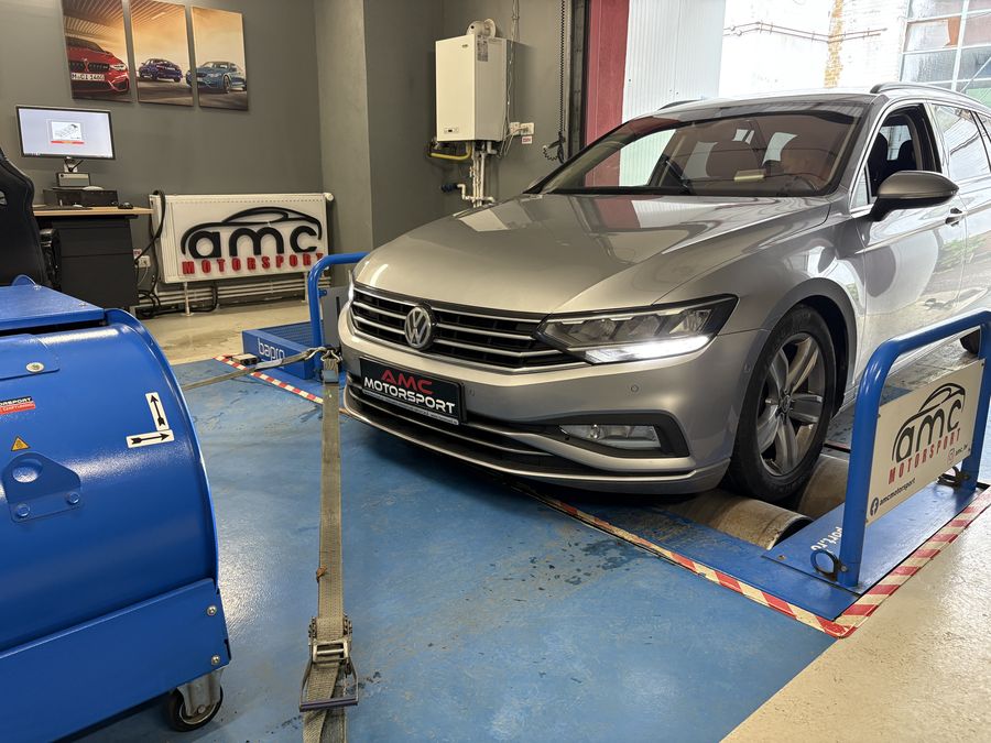 Volkswagen Passat argintiu pe stand