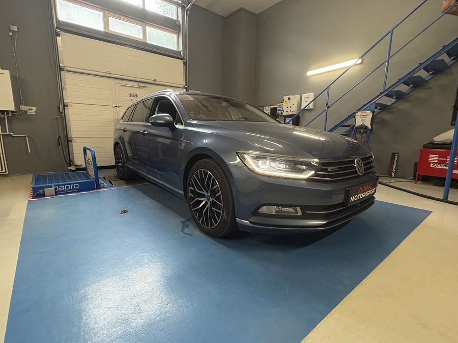 Volkswagen Passat gri in atelier