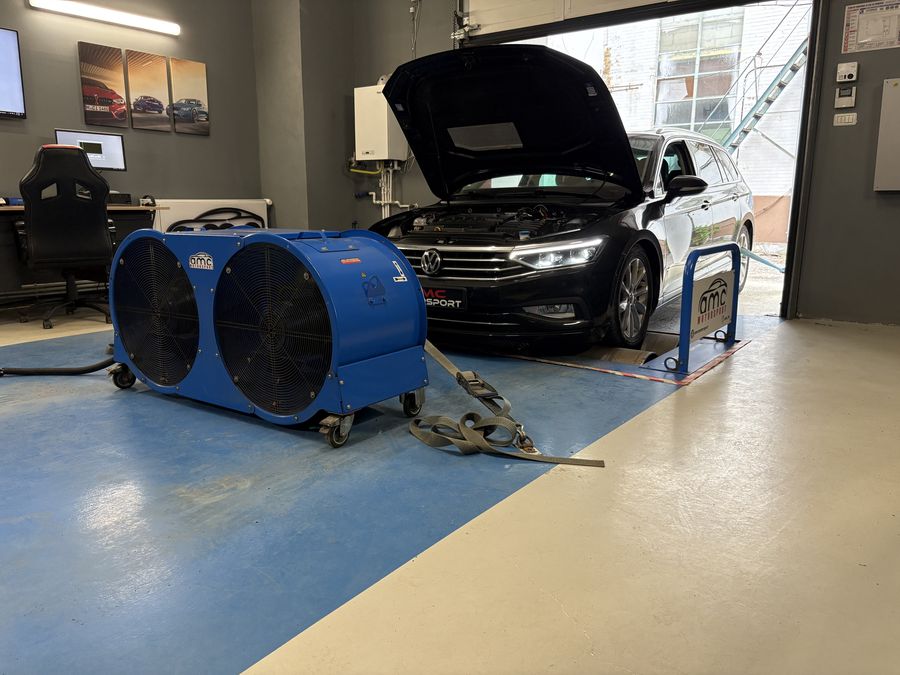 Volkswagen Passat pe stand, cu ventilatoarele pornite