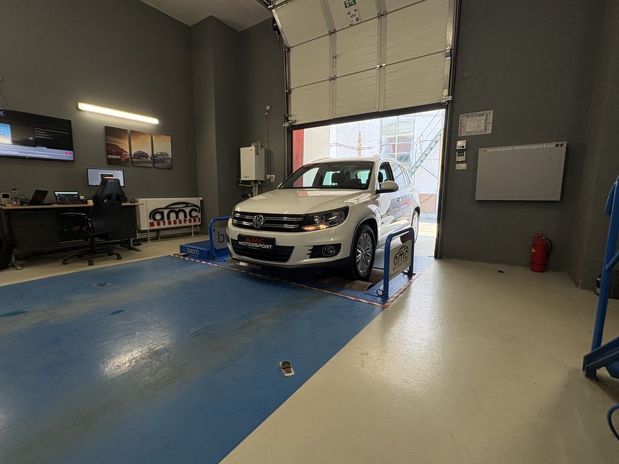 Volkswagen Tiguan alb pe stand