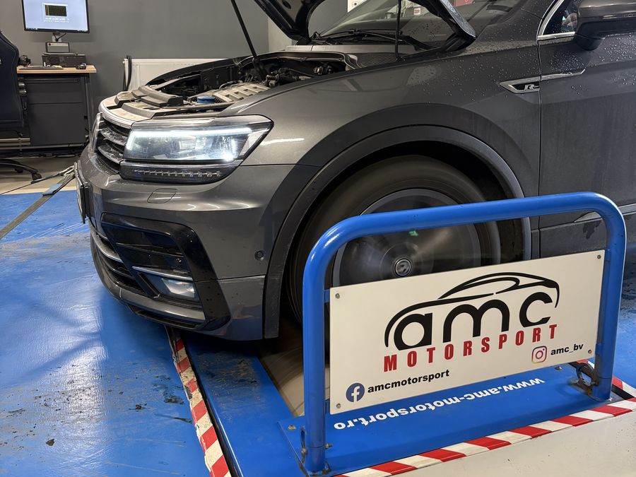 Volkswagen Tiguan cu capota deschisa pe stand