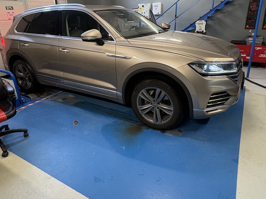 Volkswagen Touareg in atelierul AMC Motorsport