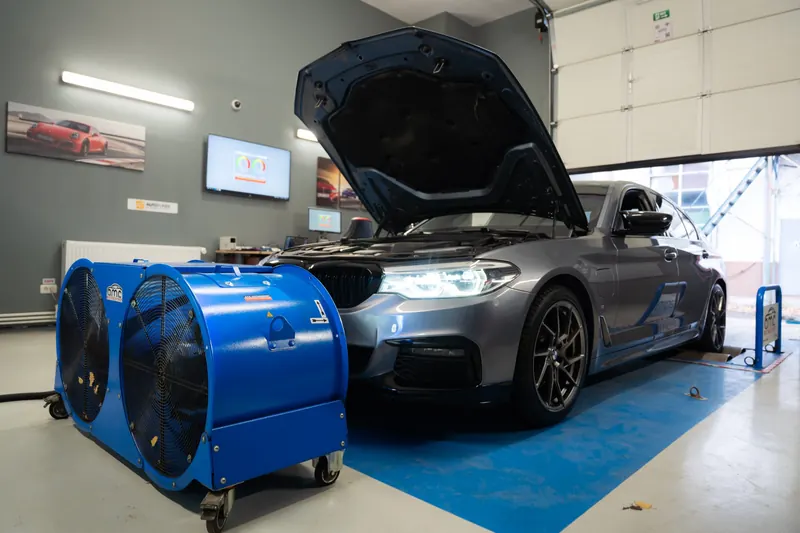 BMW 530e G30 on the dyno, with the screens we follow the run on